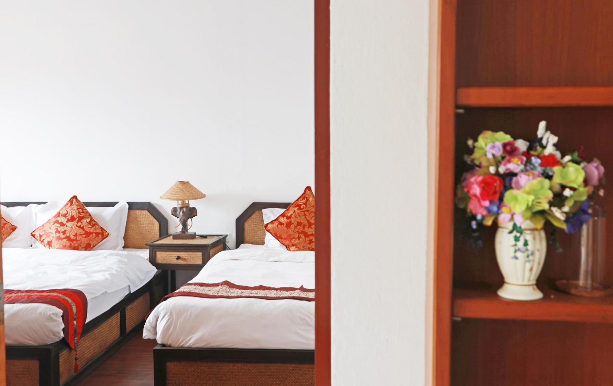 Hotel Jade Tower à Chiang Mai Extérieur photo