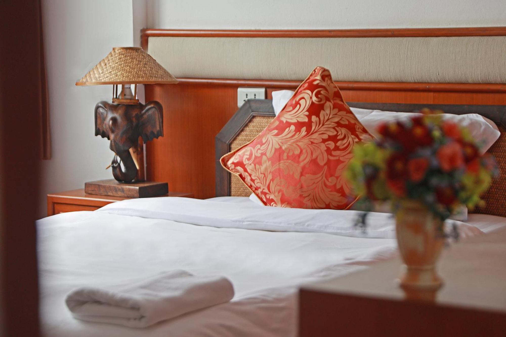 Hotel Jade Tower à Chiang Mai Extérieur photo
