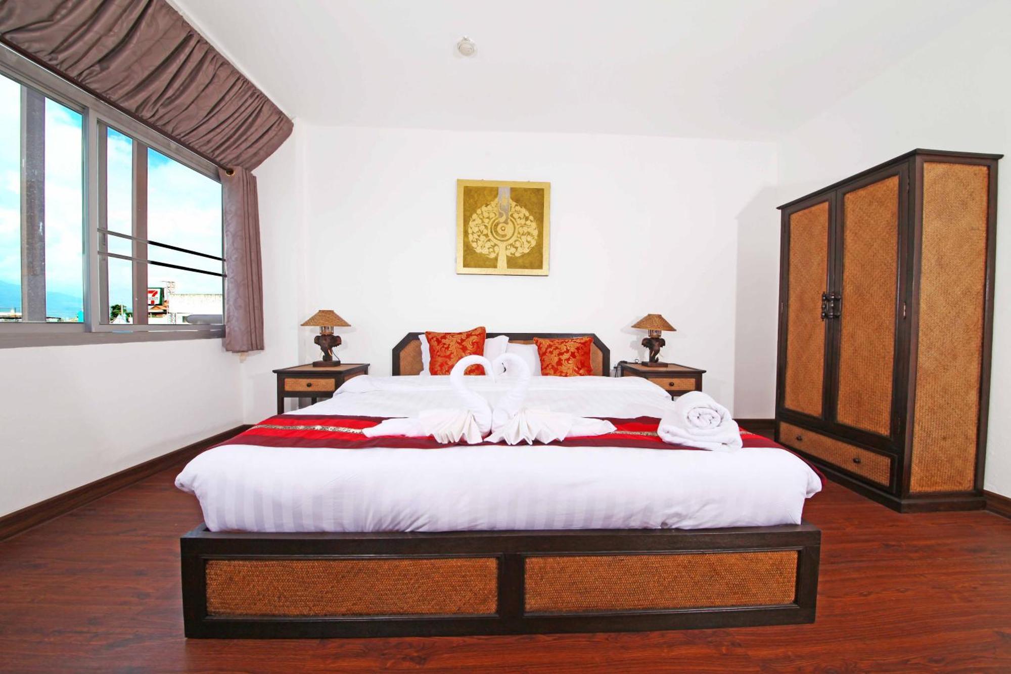 Hotel Jade Tower à Chiang Mai Extérieur photo