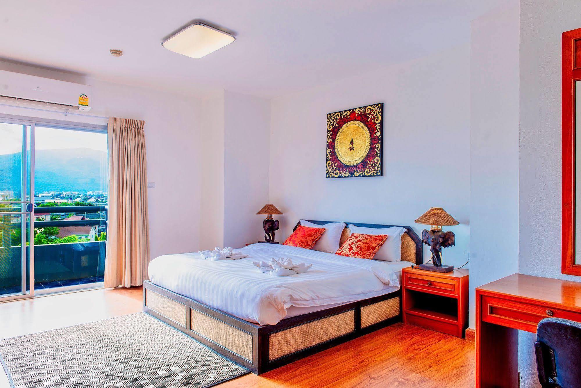 Hotel Jade Tower à Chiang Mai Extérieur photo