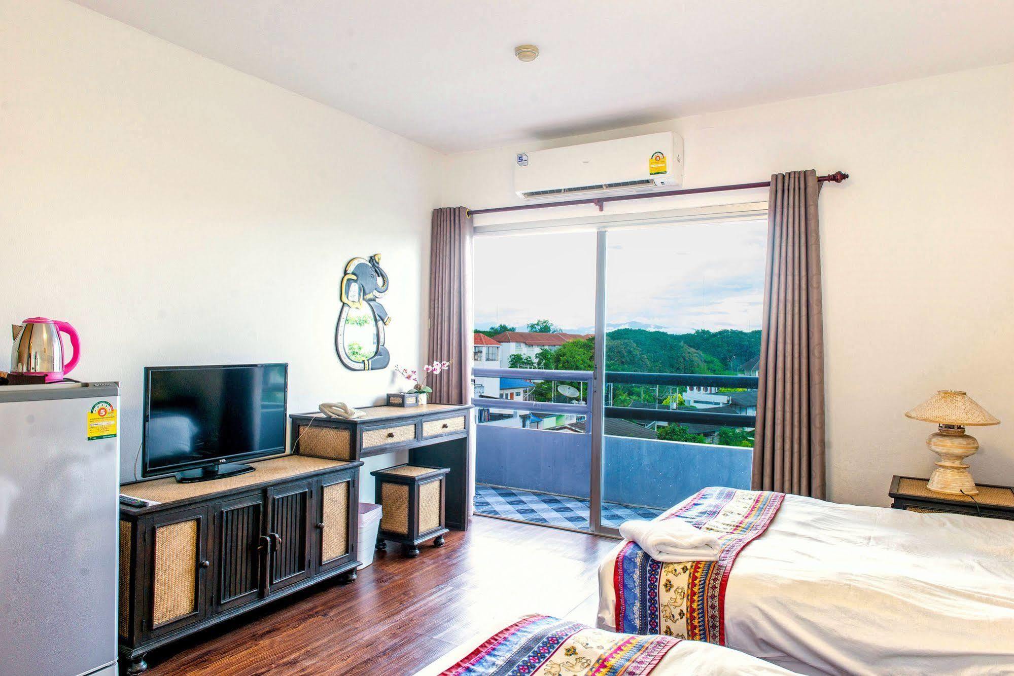 Hotel Jade Tower à Chiang Mai Extérieur photo