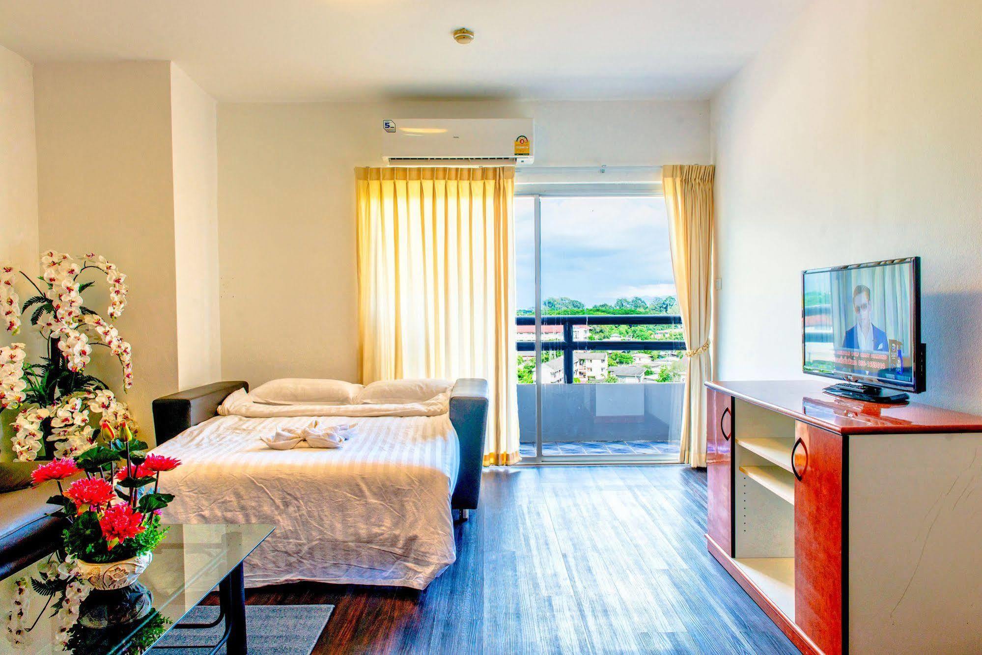 Hotel Jade Tower à Chiang Mai Extérieur photo