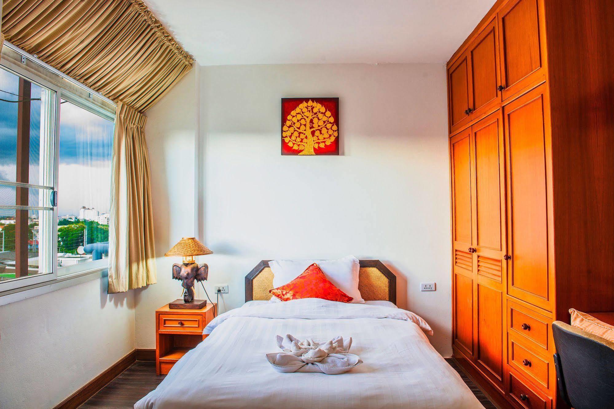 Hotel Jade Tower à Chiang Mai Extérieur photo